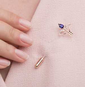 Золотая брошь с бриллиантами и сапфиром «Стрелец»